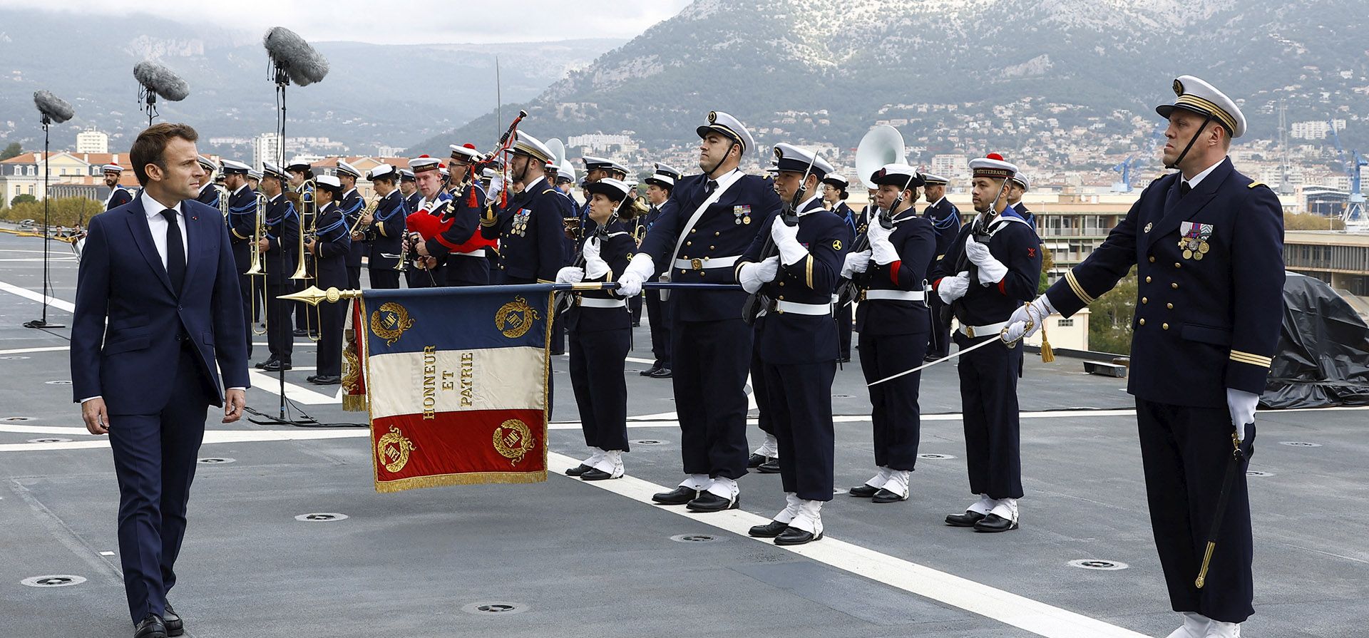 El presidente francés, Emmanuel Macron, revisa a las tropas en la cubierta del portaaviones anfibio Dixmude atracado en la base naval francesa de Toulon, en el sur de Francia, el miércoles 9 de noviembre de 2022.