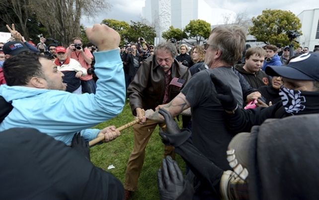 Choques y altercados. Partidarios y detractores de Trump se enfrentaron a golpes en Berkeley