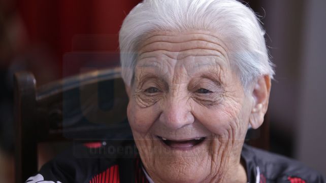 Doña Paula gritó los goles de Patronato con la camiseta firmada por los jugadores