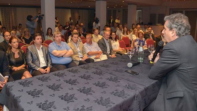 El ministro frente a lo funcionarios (Foto Twitter Entre Ríos Al Día).&nbsp;