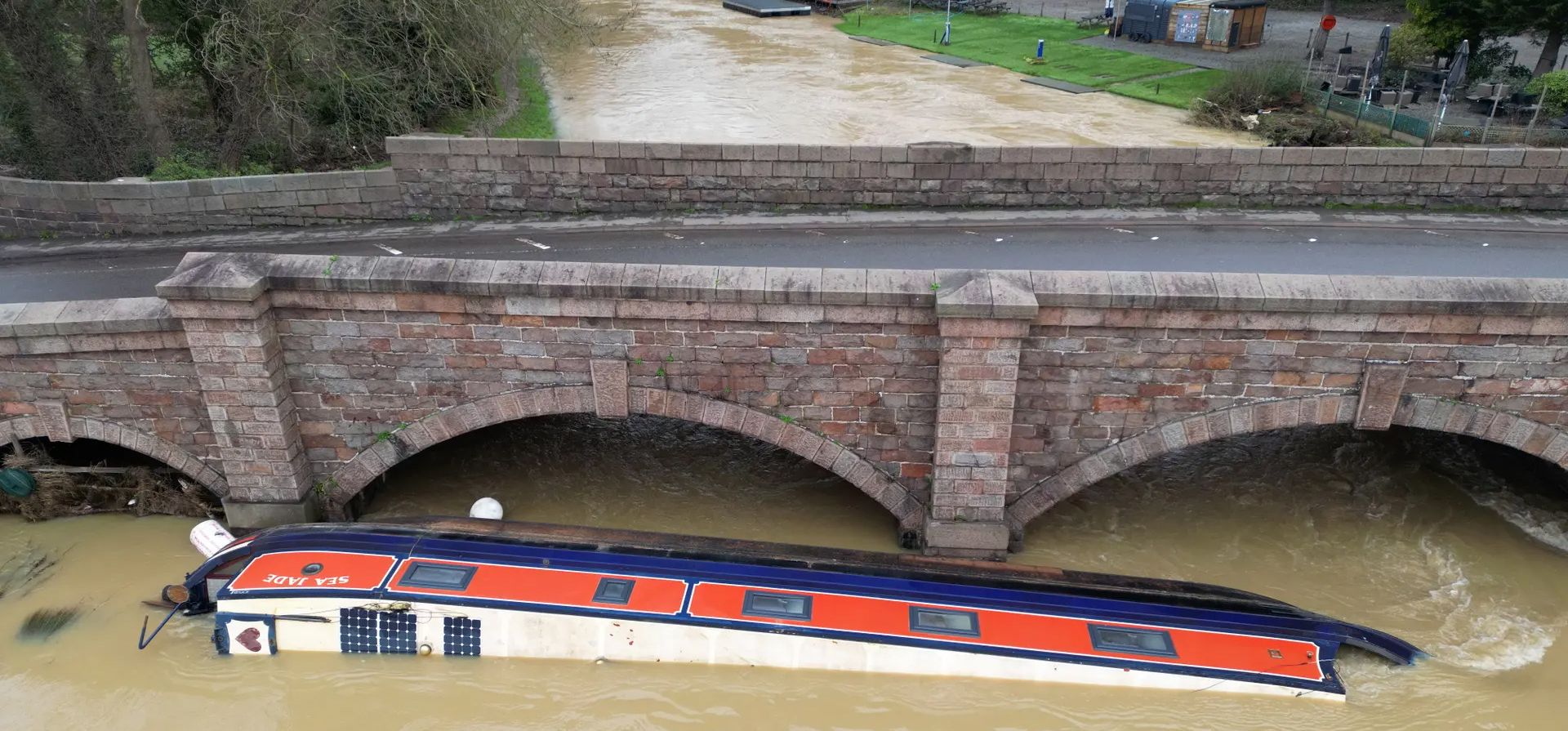 Un estrecho bote yace sumergido junto a un puente de carretera sobre el río Soar después de ser arrastrado por las inundaciones tras la tormenta Henk en Barrow upon Soar, Leicestershire, Reino Unido. Fotografía: Christopher Furlong/Getty Images Un estrecho bote yace sumergido junto a un puente de carretera sobre el río Soar después de ser arrastrado por las inundaciones tras la tormenta Henk en Barrow upon Soar, Leicestershire, Reino Unido. Fotografía: Christopher Furlong/Getty Images