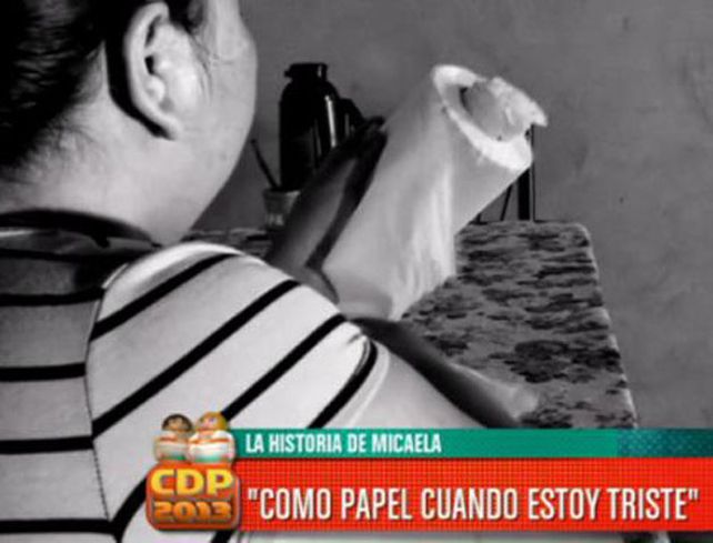 Una mujer que no puede dejar de comer papel