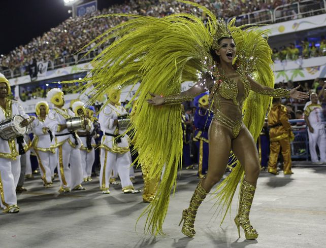 Las mejores escuelas de zamba brasileña desfilan en el zambódromo y dan inicio a las noches mas calientes de Rio.