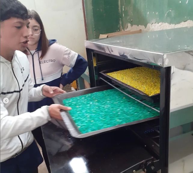 Proceso. El horneado del material se complementa con un filtro de emisiones para no contaminar el ambiente.