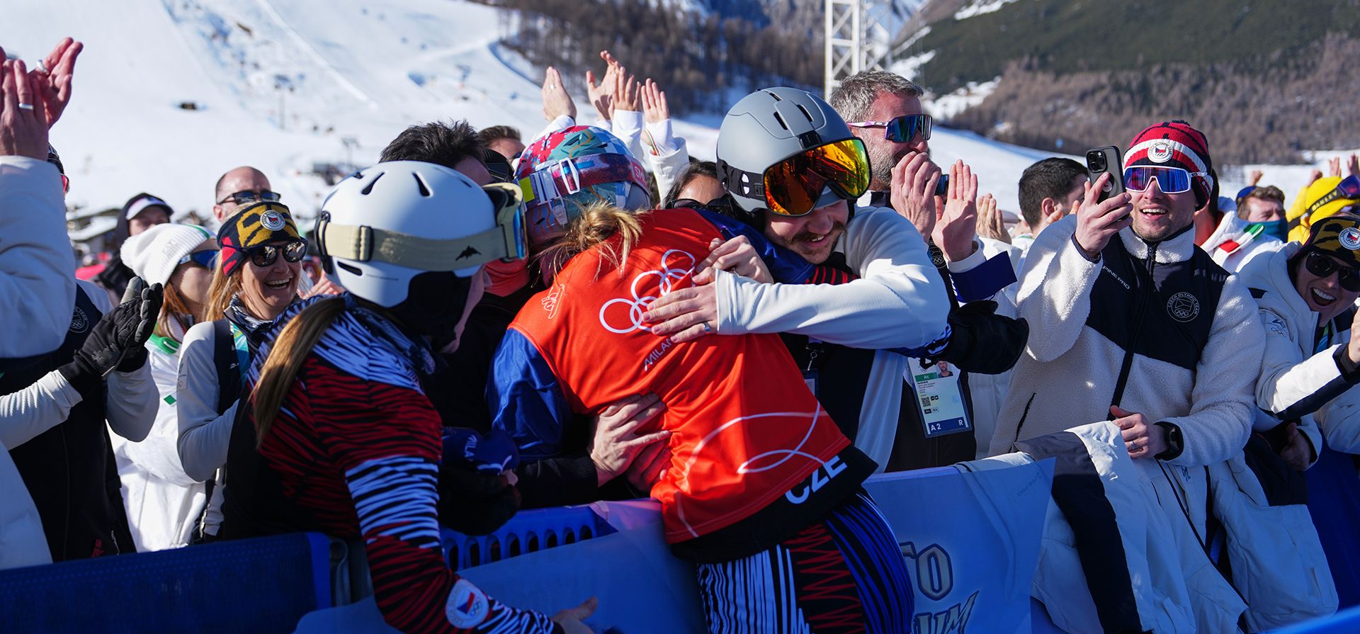 La checa Eva Adamczykova, medallista de plata, celebra en las gradas tras la final femenina de snowboard cross en los Juegos Olímpicos de Invierno de 2026, en Livigno, Italia, el viernes 13 de febrero de 2026. (Foto AP/Julia Demaree Nikhinson) La checa Eva Adamczykova, medallista de plata, celebra en las gradas tras la final femenina de snowboard cross en los Juegos Olímpicos de Invierno de 2026, en Livigno, Italia, el viernes 13 de febrero de 2026. (Foto AP/Julia Demaree Nikhinson)
