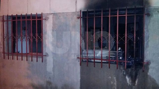 Arrojaron combustible, incendiaron una vivienda y los vecinos tuvieron que rescatar a su propietario