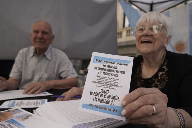 Jubilados organizados: juntan firmas para incluir sus derechos en la Carta Orgánica de Rosario