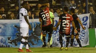 Le pegó así juez. Callegari le muestra al asistente como fue la mano de Mussis.