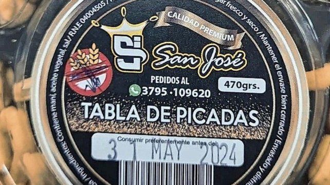 Picadas peligrosas: Anmat prohibió unos palitos salados, maníes y tablas