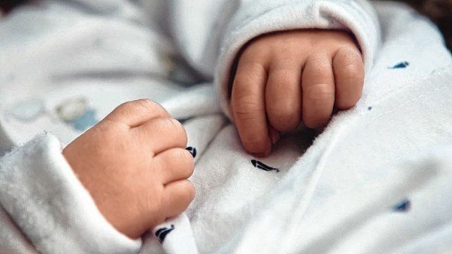 El joven que la encontró vio una manta y advirtió que había un bebé por los llantos. Aún tenía el cordón umbilical. La llevó al hospital. Fue en Córdoba