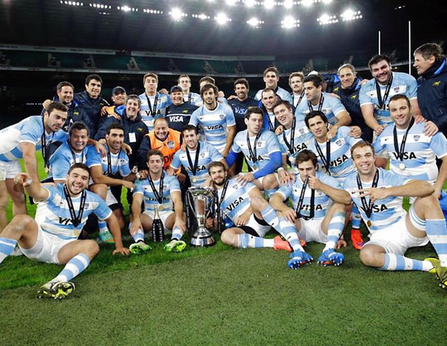 Sonrientes. Los jugadores de la selección celebran con la copa y las medallas en el mítico Twickenham.
