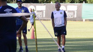 Ríe Russo. El DT canalla conduce la práctica con muy buen semblante. Central va por el oro en Santiago del Estero.
