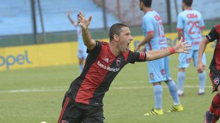 Festeja. Maxi grita el gol en el Viaducto.