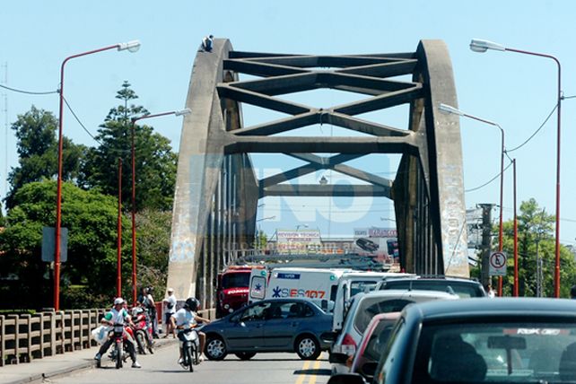 Auxiliaron a un joven que reclamaba por una vivienda en el puente Carretero