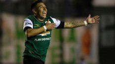 Cambia de casaca. Sarmiento grita un gol con la de Banfield. Ahora vestirá la rojinegra. Cambia de casaca. Sarmiento grita un gol con la de Banfield. Ahora vestirá la rojinegra.