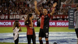 Maxi Rodríguez y sus hijas, el día de su último partido oficial con Newells, en diciembre de 2021 contra Banfield.