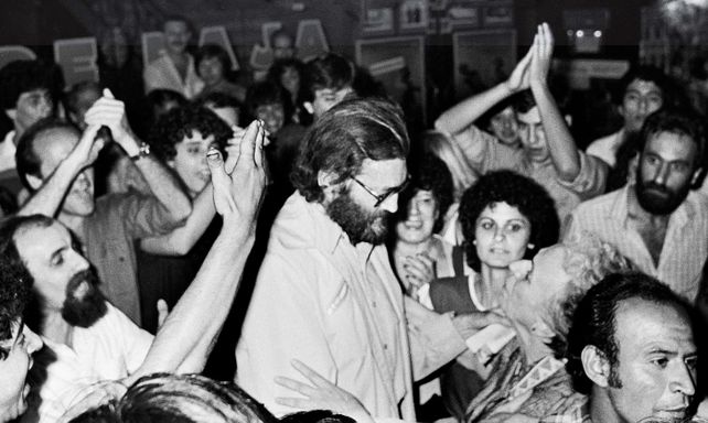 Julio Cortázar sorprendido por una emocionada multitud al salir de un cine de la calle Corrientes en Buenos Aires. Fue el 6 de diciembre de 1983. Hacía 30 años que no volvía al país del que escribía constantemente.