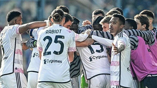Juventus batió como visitante a Frosinone para acercarse al puntero Inter en la Serie A de Italia.