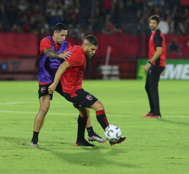 Los futbolistas de Newells ya están haciendo los ejercicios previos.