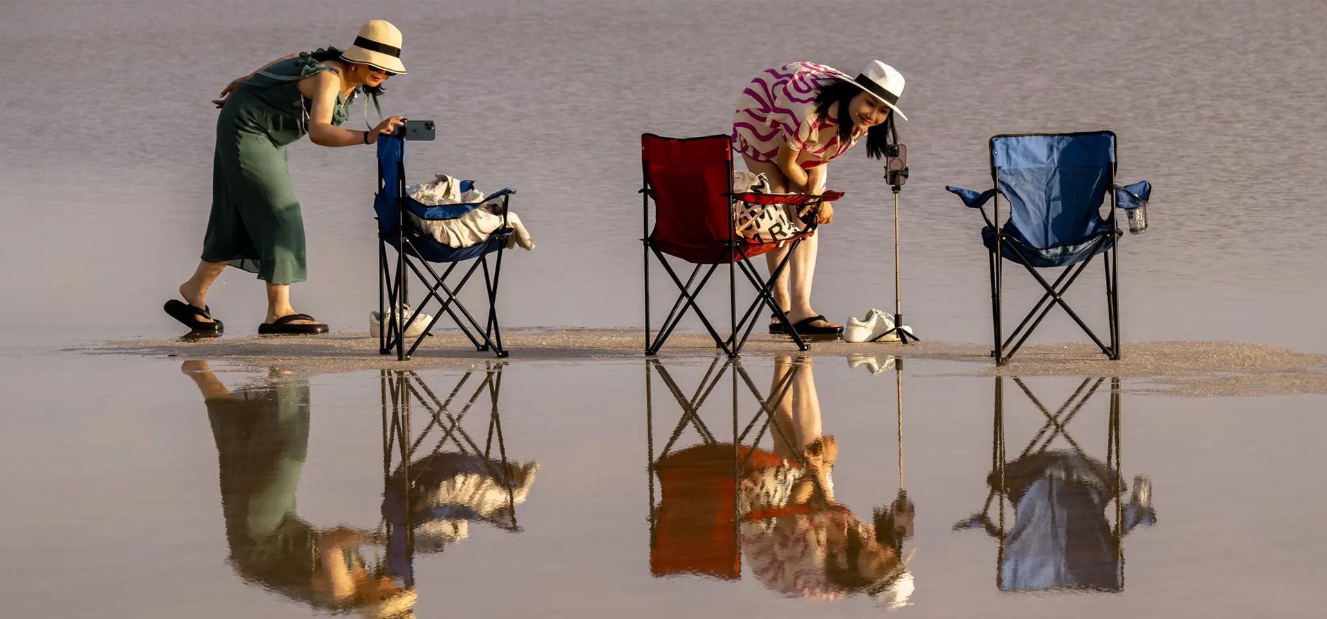 Sal del lago, Turquía. Las mujeres toman fotos cerca de Ankara durante el atardecer. El lago Salt, que es uno de los humedales importantes de Turquía, es de gran importancia para la protección de la diversidad biológica. Fotografía: Agencia Anadolu/Getty Images Sal del lago, Turquía. Las mujeres toman fotos cerca de Ankara durante el atardecer. El lago Salt, que es uno de los humedales importantes de Turquía, es de gran importancia para la protección de la diversidad biológica. Fotografía: Agencia Anadolu/Getty Images