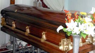 Investigan si una mujer que era velada a cajón cerrado estaba viva