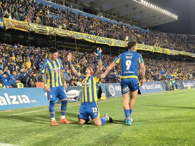 Enzo Copetti celebra con los brazos al cielo el segundo tanto de Central