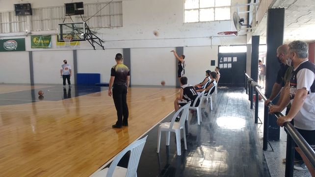 Con mucho entusiasmo se jugó la primera semana del Torneo Mixto de Básquet.&nbsp;