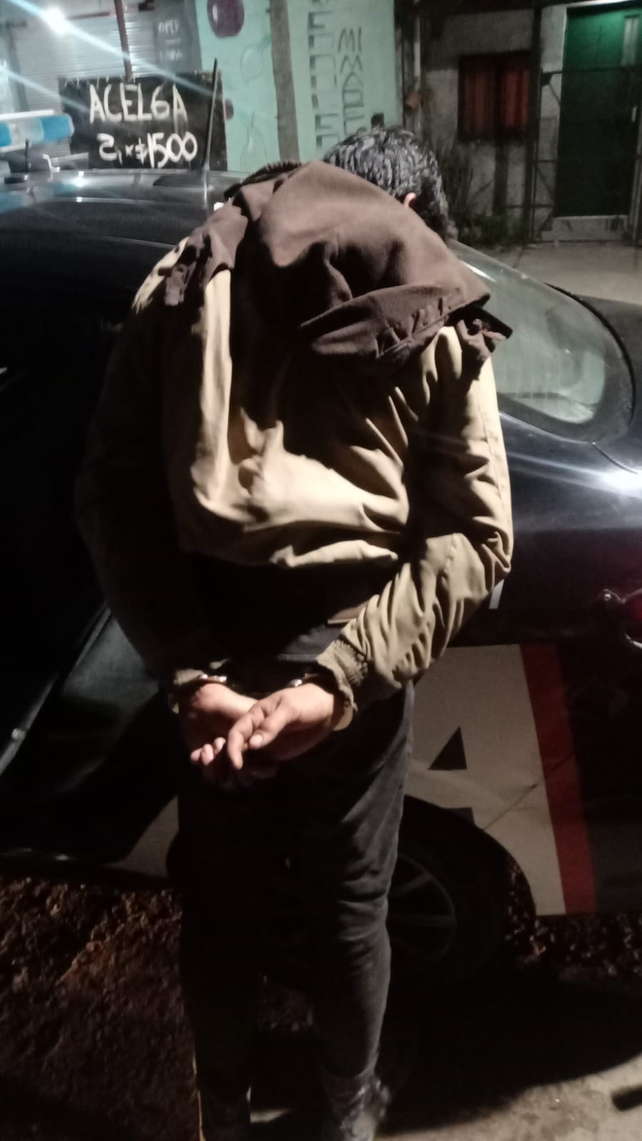El muchacho detenido cuando intentaba prender fuego un auto en barrio San Francisquito.