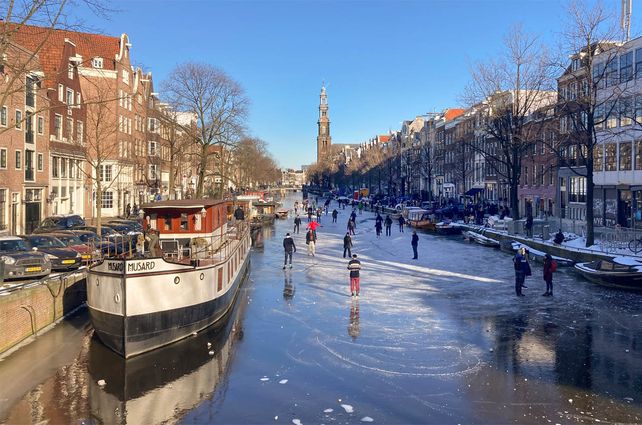 La ola de frío convirtió los canales de Amsterdam en pistas de patinaje sobre hielo