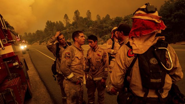 Incendios forestales fuera de control azotan grandes regiones de California