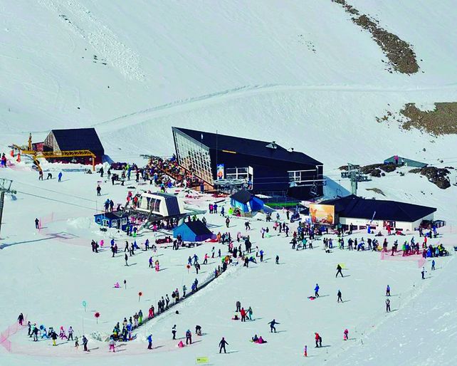 El Cerro Catedral es un destino emblemático que recibe a miles de turistas cada año, tanto en invierno como en verano.