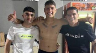 Facundo Buonanotte y Lautaro Blanco visitaron a Alejo Véliz en el vestuario de Central.&nbsp;