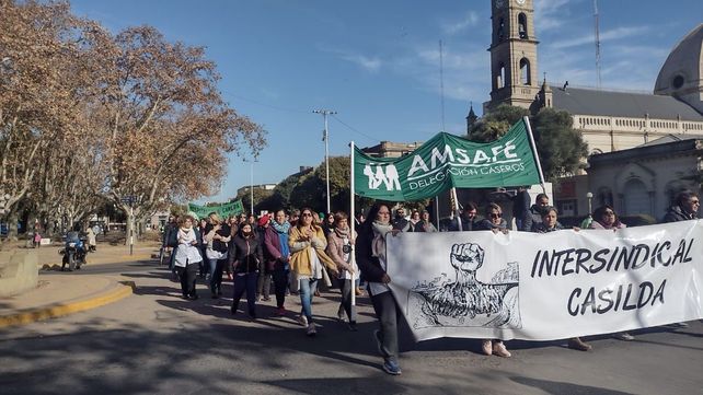 Los manifestantes también pidieron un cambio en los políticas económicas del gobierno nacional.&nbsp;