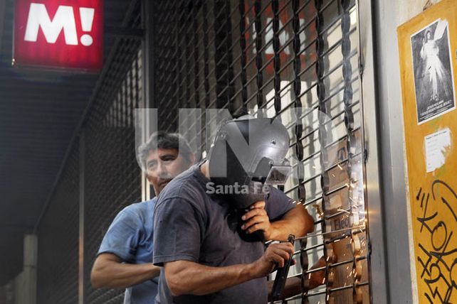 Los comerciantes cierran sus negocios y sacan la mercadería