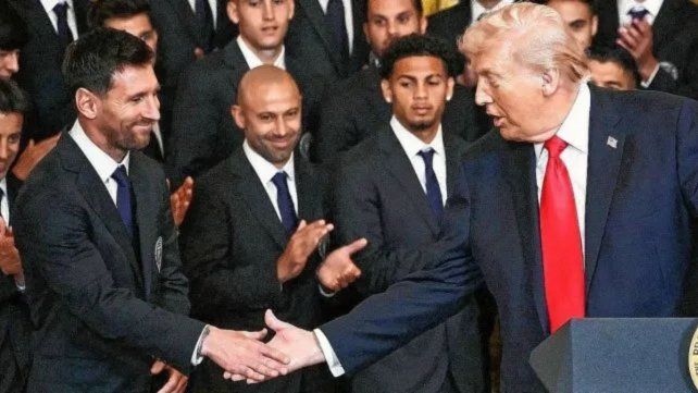 La foto de la polémica. Lionel Messi junto a todo el plantel de Inter Miami junto a Donald Trump.&nbsp;