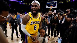 Lebron James, de 38 años, celebró con los fans de Los Angeles Lakers haberse coronado como el mayor anotador de la historia de la NBA.&nbsp;