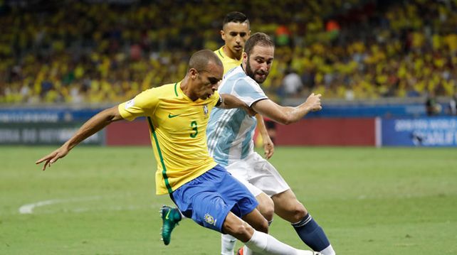 Argentina sufrió una dolorosa caída ante Brasil y complicó un poco más su futuro
