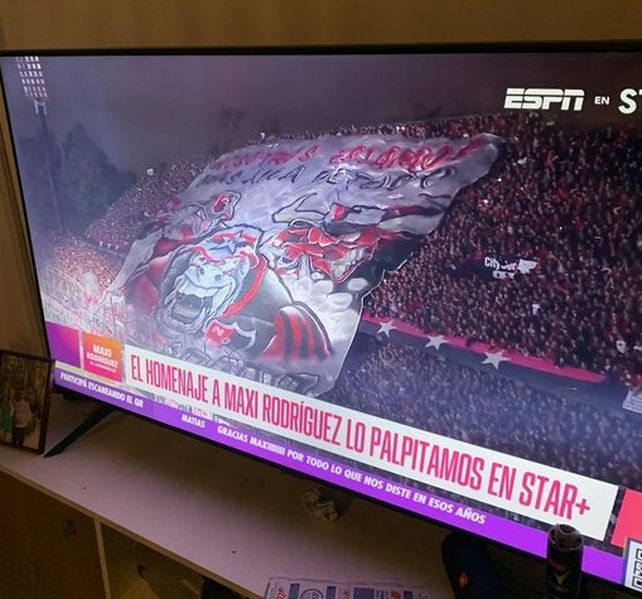 El mensaje oculto en la bandera de Los Monos desplegada en el homenaje a Maxi Rodríguez