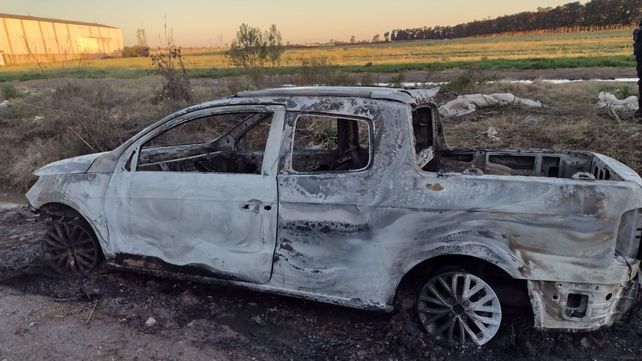 La camioneta robada en Ibarlucea apareció totalmente incendiada en zona rural de Beltrán.