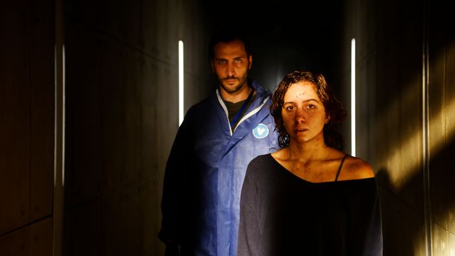 Luciano Cáceres y la actriz Blu Yoshimi como dos personas que quedan confinadas en un refugio.