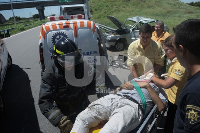 Chocó con un guardarrail que le atravesó el auto y sobrevivió Chocó con un guardarrail que le atravesó el auto y sobrevivió