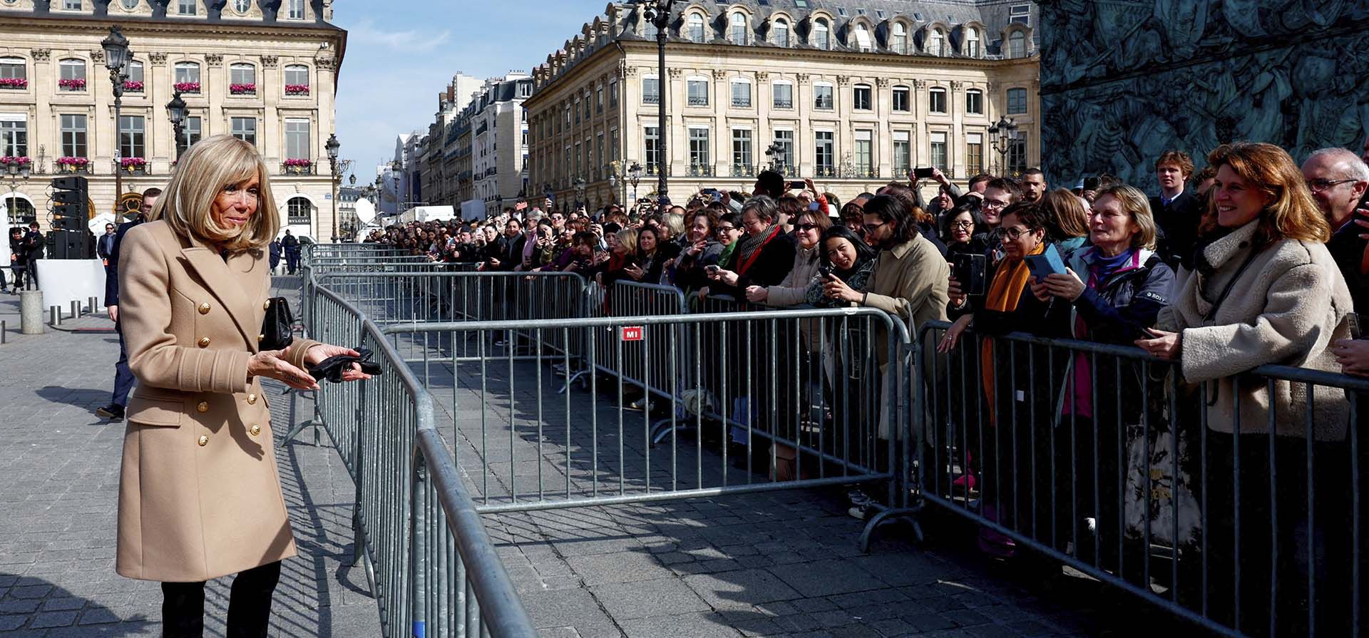 Brigitte Macron, esposa del presidente francés Emmanuel Macron, saluda a un transeúnte después de una ceremonia para sellar el derecho al aborto en la constitución francesa, en el Día Internacional de la Mujer, en la Place Vendome, en París, Francia, el viernes 8 de marzo de 2024. (Gonzalo Fuentes, Piscina vía AP) Brigitte Macron, esposa del presidente francés Emmanuel Macron, saluda a un transeúnte después de una ceremonia para sellar el derecho al aborto en la constitución francesa, en el Día Internacional de la Mujer, en la Place Vendome, en París, Francia, el viernes 8 de marzo de 2024. (Gonzalo Fuentes, Piscina vía AP)