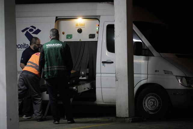 El escáner de Migraciones para los equipajes de toda la delegación de Central.