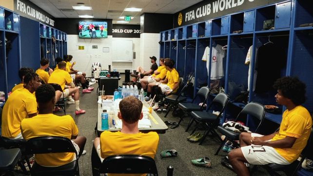 Los jugadores suplentes del Borussia Dortmund viendo el partido de su equipo en el vestuario con aire acondicionado. El calor los asustó.&nbsp;