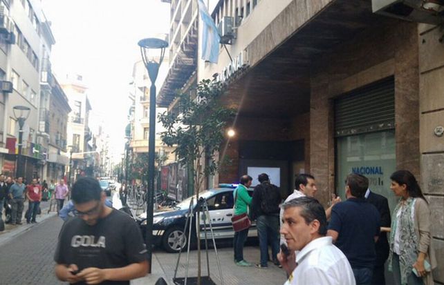 La policía se hizo presente en el lugar para intervenir y detener al sospechoso.