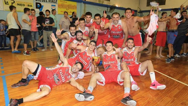 Los chicos festejaron en la propia cancha junto a su gente
