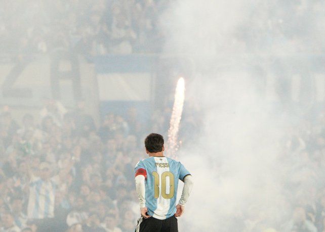 La cinta de capitán con los colores rojo y negro para Lionel Messi en su despedida