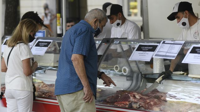 Feria itinerante de carne en Plaza San Martín. Proyecto de la Dirección nacional de política integral del Ministerio de Desarrollo Social de la Nación. Cada miércoles el puesto se encontrará en un barrio diferente de la ciudad