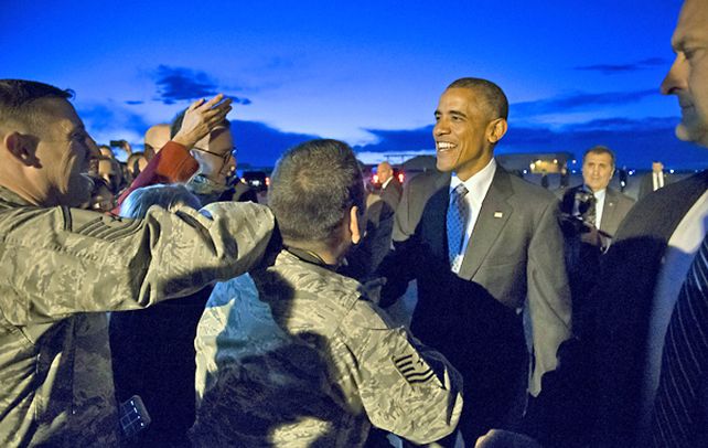 Triunfalista. Obama no oculta su alegría por el resultado del diálogo nuclear al arribar a la base aérea Hill