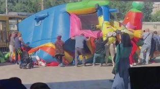 Video: explotó un castillo inflable y hay al menos a tres niños con heridas graves
